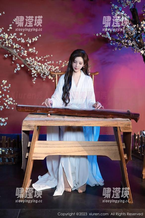 Xiuren秀人网 - 校园美图精选，当然少不了小夕Kitty这位“非常专业”的博主，随便给她一个馆子都能掰开讲。