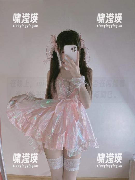 在线上，miko酱吖的毛衣是否在闪烁着迷人的光芒？我只在这里好奇而已。