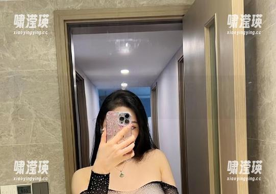 微密圈 - 换个角度看，不爱笑的赛琳这次在“嘉宾帖”更新里又给我们上了啥课？