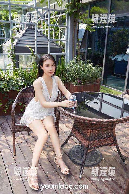 尤蜜荟 - 一探费若拉的灰丝写真集，分享这份不同寻常的氛围。