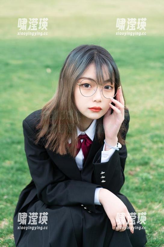 新鲜出炉的梨瑾瑾室内吊带裙图集，更新真有意思，惹人遐想！