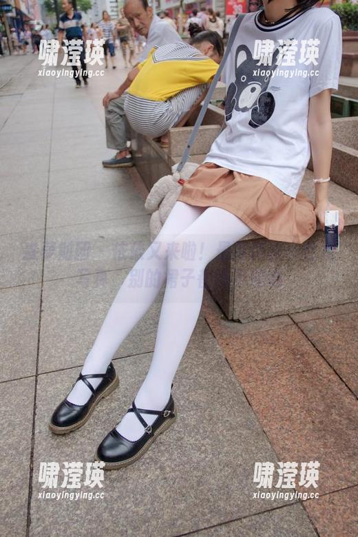 森萝财团 - 依依又来啦！最新肉丝小红裙写真，别的裙子都瞧不起她