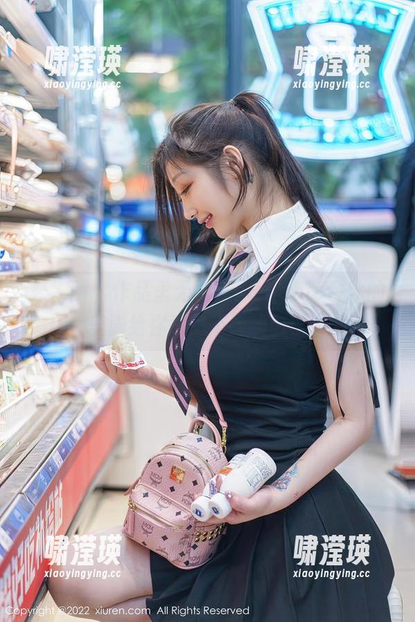 秀人网 - 作品里无圣光，sophie余冰的美脚给你意想不到的解读。