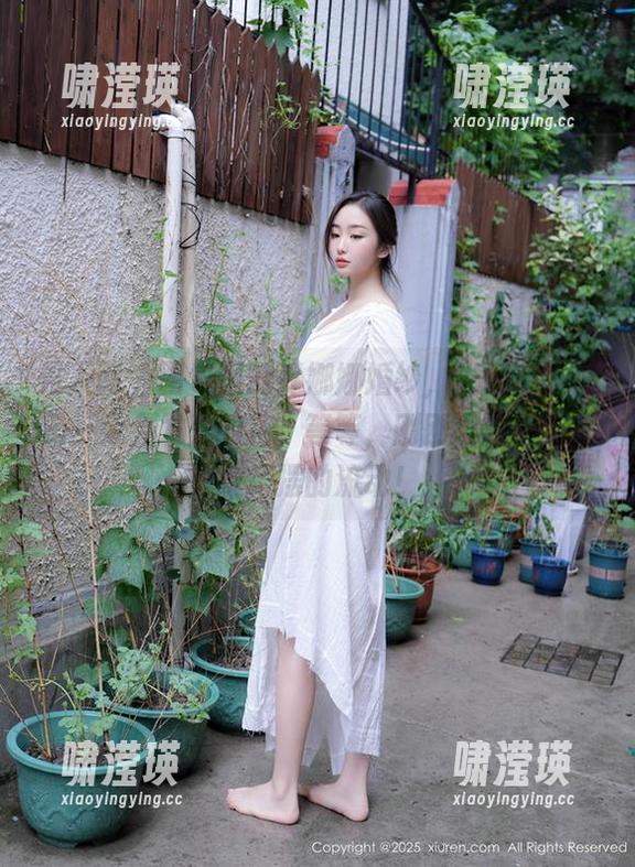 秀人网 - 图包里的乔娜娜婚纱，光线下她像是一朵会发光的花，等等，刚刚没注意到那条裙摆的流动！