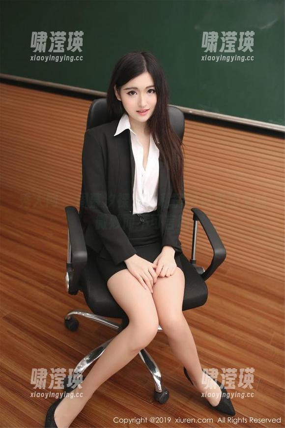 秀人网 - 周慕汐裸足：私房图包里的交融，微妙而不可言喻。