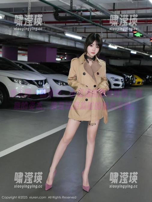 秀人网 - 图集中，小逗逗的旗袍时刻，随意的姿态，像是玩游戏时的随机宝物。