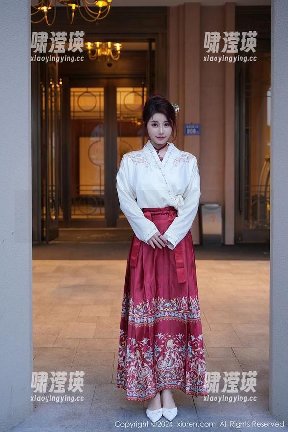 秀人网 - 蓝夏Akasha女仆写真：我只想蹲在沙发上当一个优雅的废物！