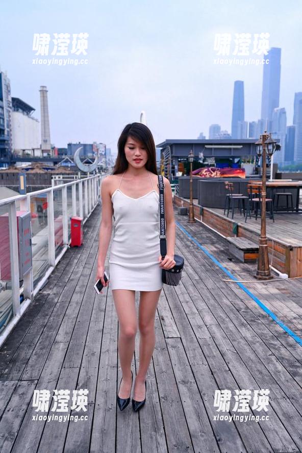 当黑色连衣裙遇上魔镜街拍，今晚谁成了主角？美图图包静静等在这里。